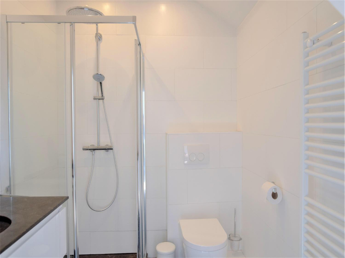 Bathroom 3, 12-Guest Apartment on the Main Square, Antwerpen