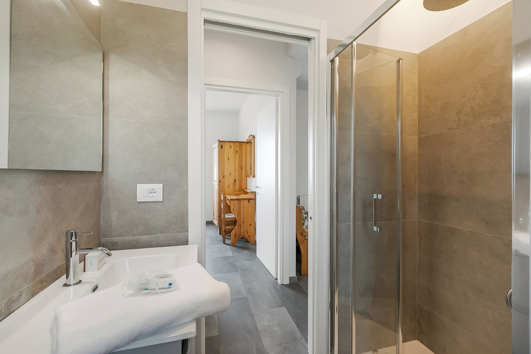 Bathroom 5, Residence Bellevue Apartments, Brescia