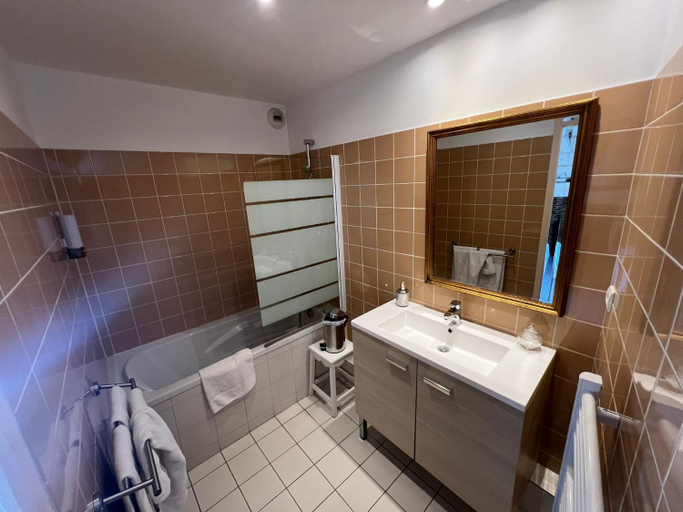 Bathroom 4, Hotel les Griffons, Dordogne