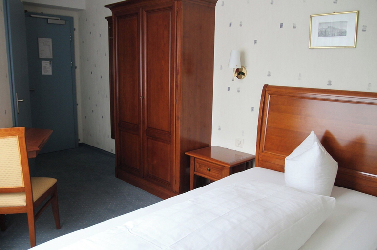 Bedroom 2, Hotel Sonne, Rheintal