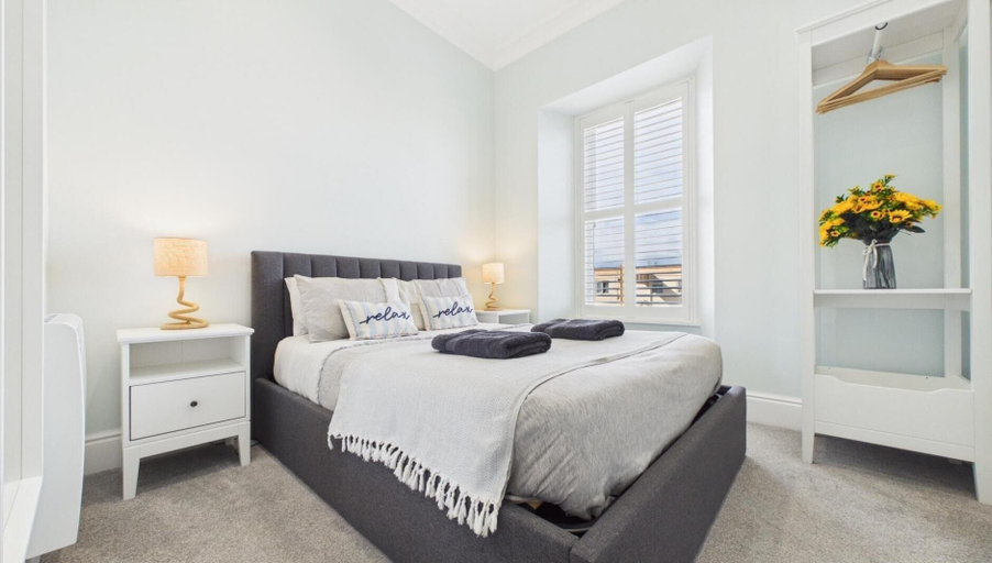 Bedroom 5, No. 6 Croft House - 1 Bedroom Apartment - Tenby, Pembrokeshire