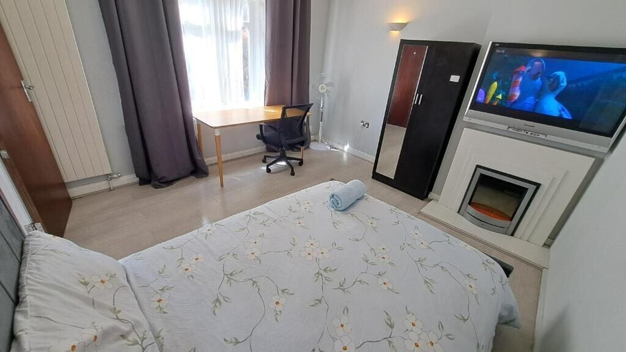 Room 5, Fenia Estate, London