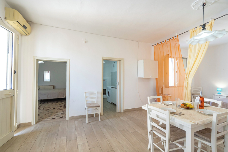 Dining 5, Onde Dorate - Apartment in the Centre, Close to Beach, Lecce
