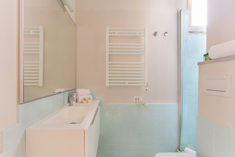Bathroom 4, The Red Loft in Ponte Vecchio, Florence