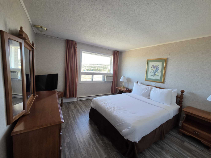 Room 4, Woodstock Inn & Suites - Restaurant & Pool Exit 188, Carleton