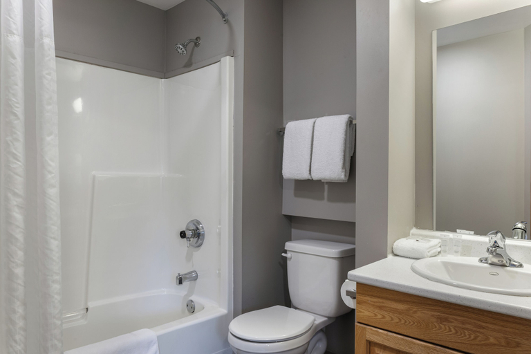 Bathroom 4, Motel 6 Saanichton, BC - Victoria Airport, Capital