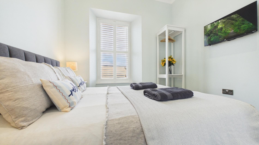 Bedroom 4, No. 6 Croft House - 1 Bedroom Apartment - Tenby, Pembrokeshire