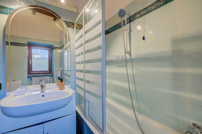 Bathroom 5, Casa al Castello in Leggiuno With Garden, Varese