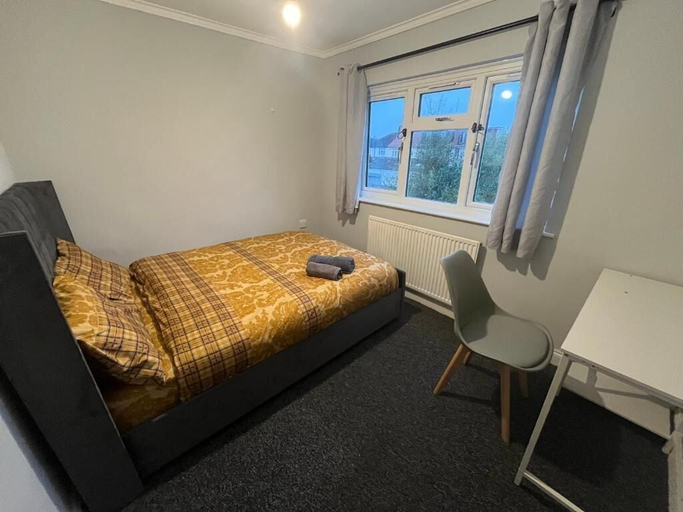 Room 3, Fenia Estate, London