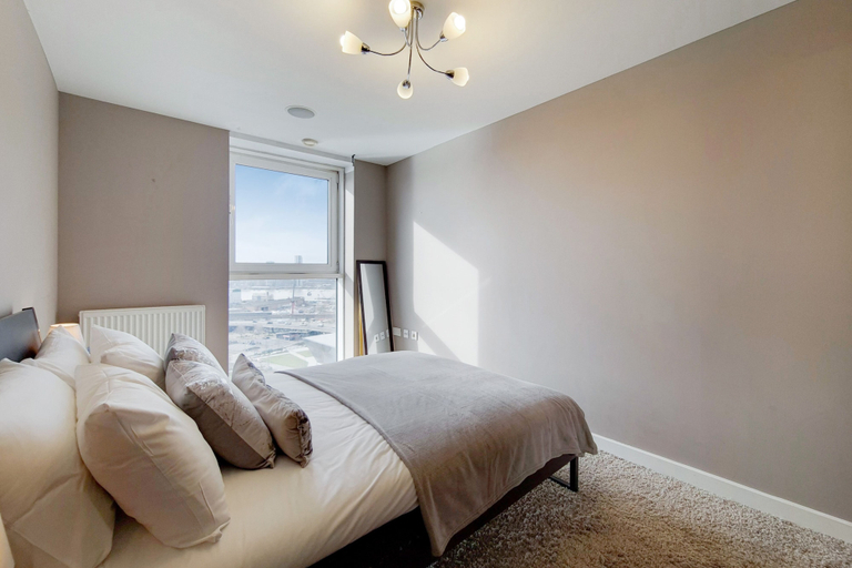 Room 2, Capital Stay - Three Bed Apartment In Excel, London