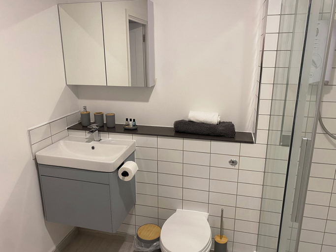 Bathroom 2, The Square Apartments Flat 7, Swindon