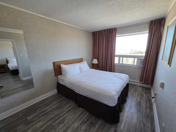 Room 3, Woodstock Inn & Suites - Restaurant & Pool Exit 188, Carleton