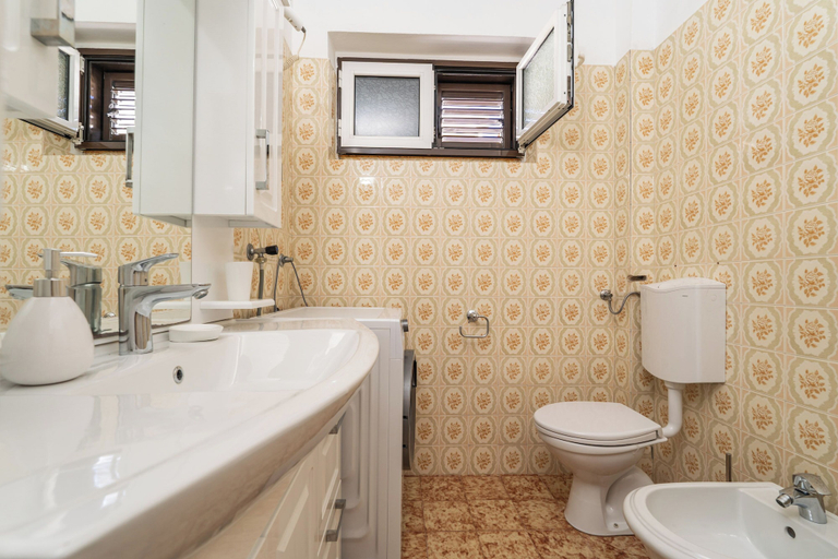Bathroom 2, Seafront Haven Darka Beach & Garden