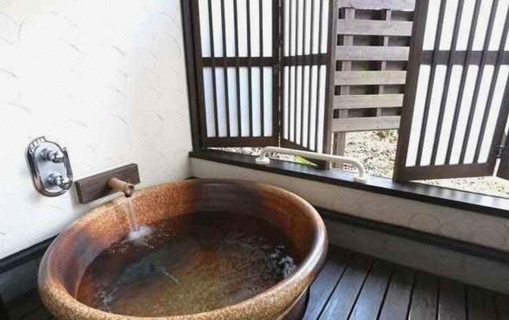 Bathroom 3, Ike No Yamaso, Hoshino