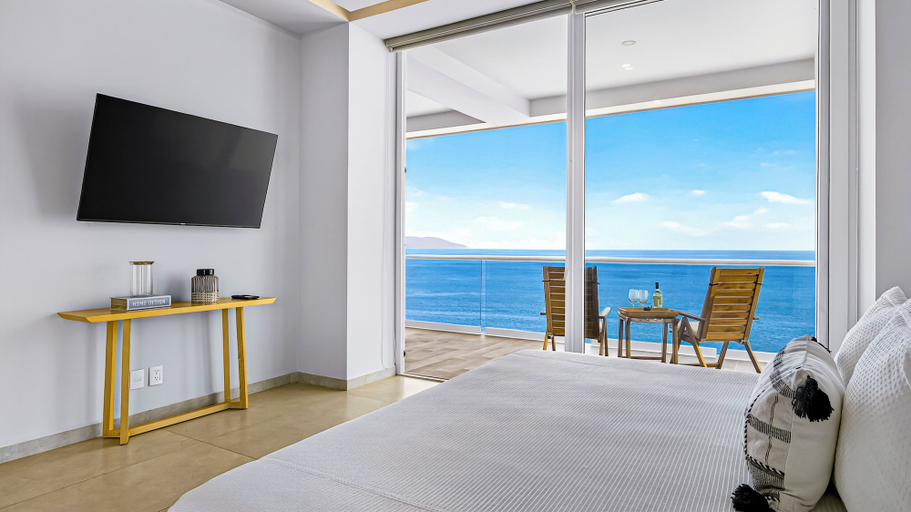 Room 4, Beachfront 2BR - Pools & Balcony Views, Puerto Vallarta