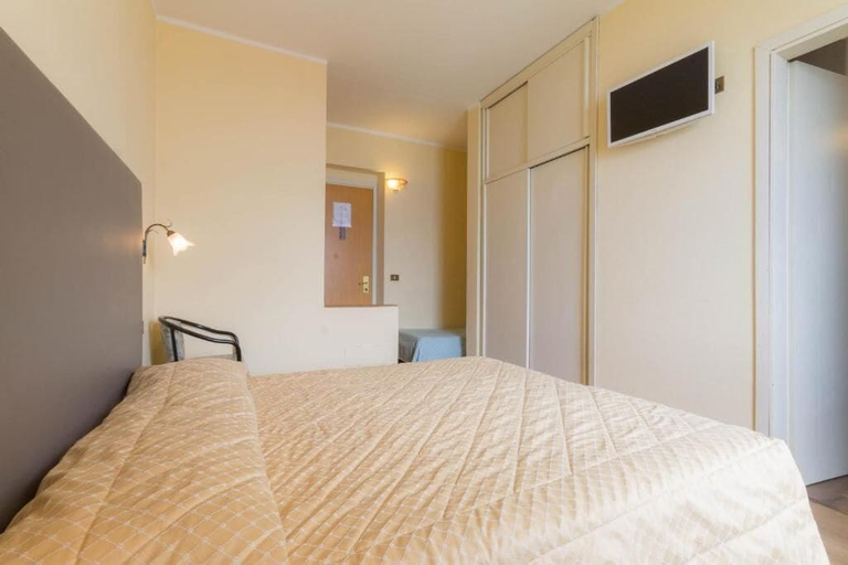 Bedroom 4, Hotel Lido, Brescia
