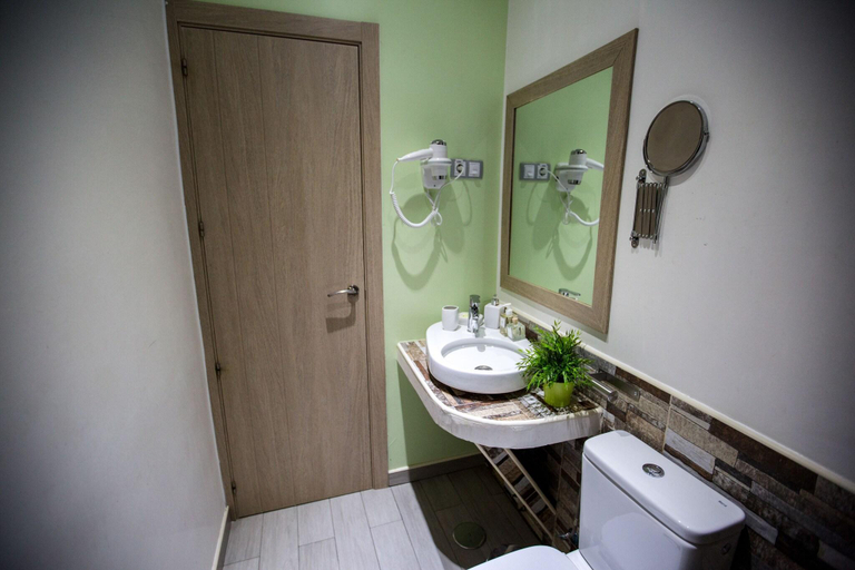Bathroom 4, Hostal Adis, Madrid