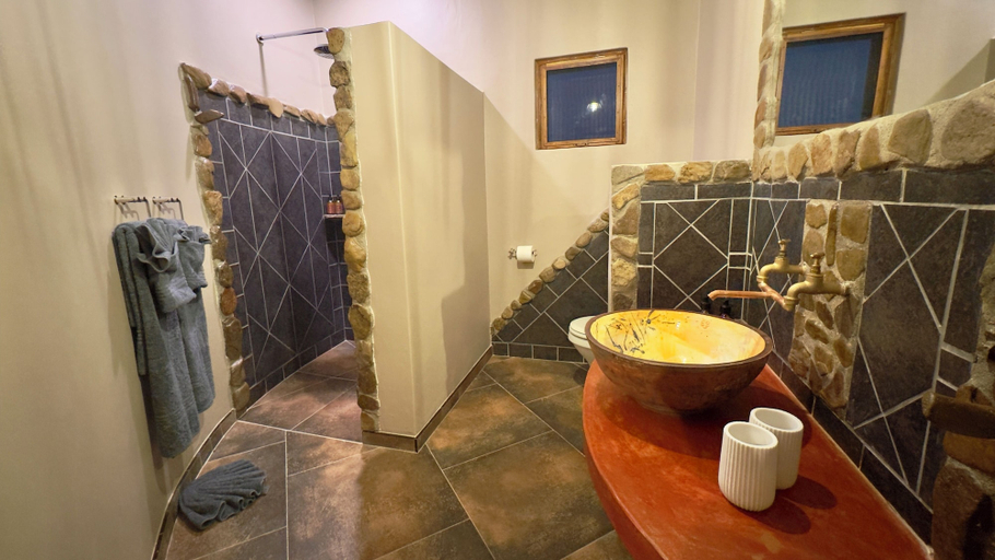 Bathroom, Hohenstein Lodge l Ondili, Karibib