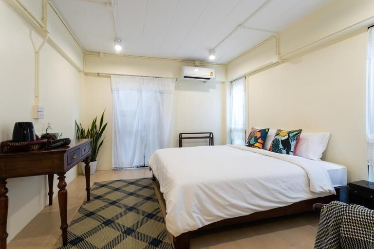 Room 5, Baanboon, Thon Buri