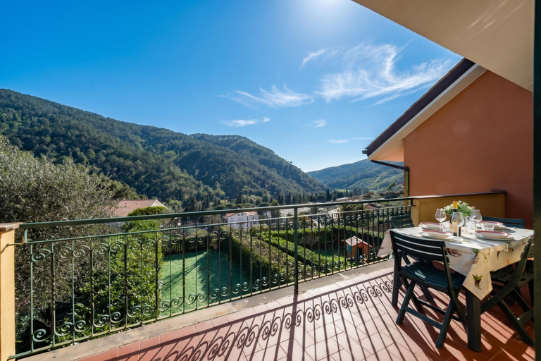 Outdoor dining 5, Peaceful Apartment With Terrace In Deiva Marina, La Spezia