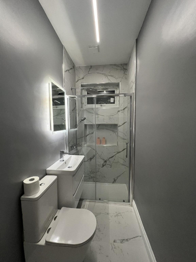 Bathroom 3, London Studios and Suites, London