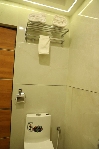 Bathroom 2, Hotel Badami Court, Bagalkot