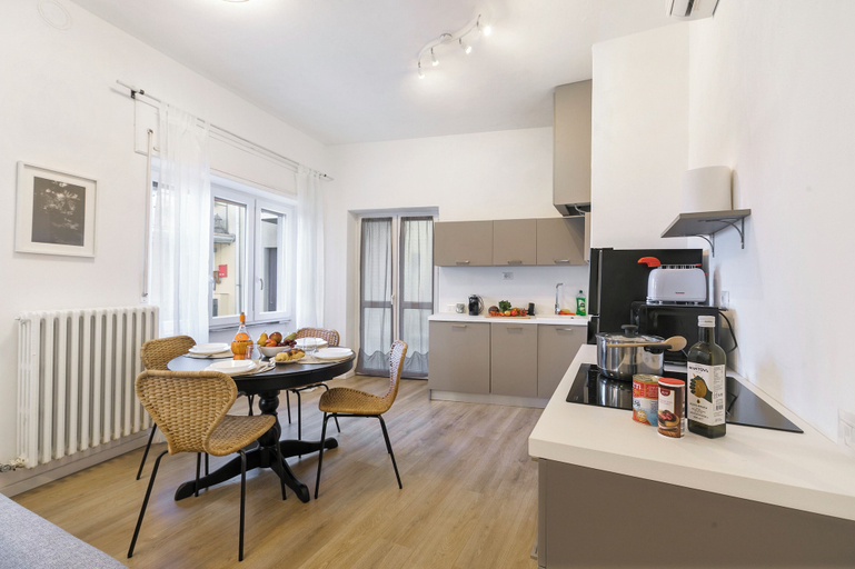 Private kitchen, Gaia on Stresa Hill: 2BR With AC and Outdoor Space, Verbano-Cusio-Ossola