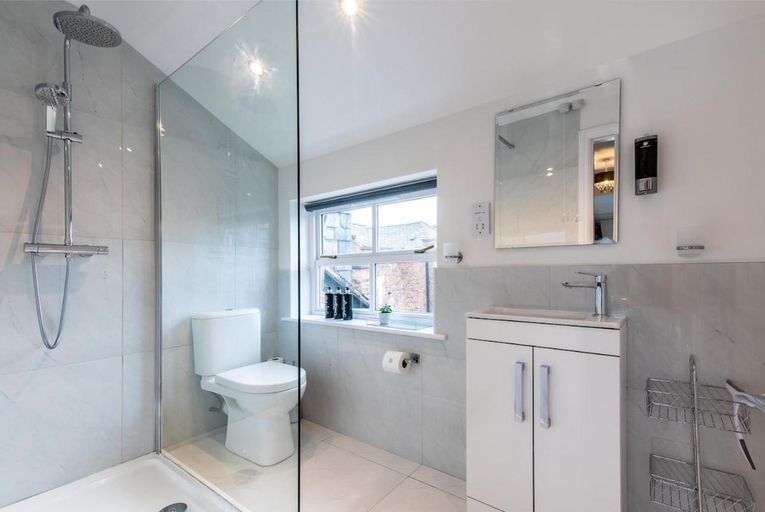 Bathroom 3, Chester Racecourse Views, Townhouse with Parking, Cheshire West and Chester