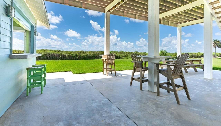 Outdoor dining 2, Dawn Treader 4 Bedroom Home, Galveston