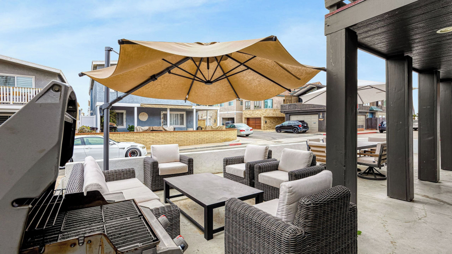 Food & Drinks 5, Sandy by Avantstay Oceanview, Steps to Beach Patio + Dining Area, Orange