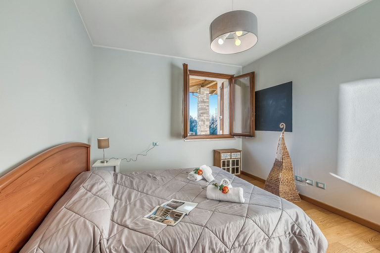 Bedroom 4, The Cottage Garden-2 km From the Lake, Brescia