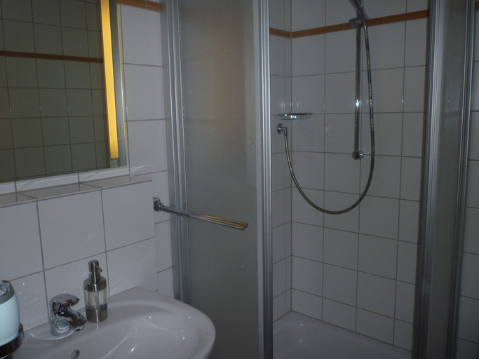 Bathroom, Modernes Apartment mit Zentralheizung in Willingen, Waldeck-Frankenberg