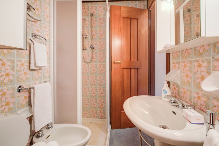 Bathroom 4, Slalom 73 few Steps From Skiing, Torino