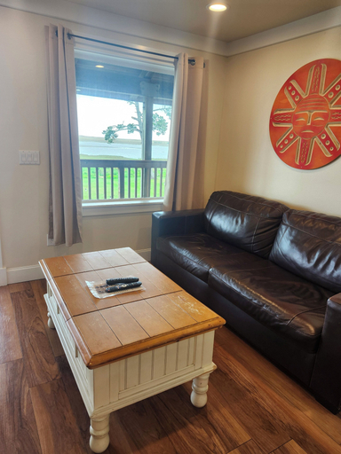 Living area, Tradewinds On The Bay, Pacific