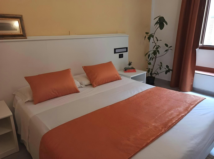 Bedroom 3, Hotel Leonardo, Pisa