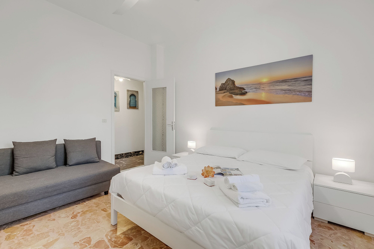 Room 2, Verdi Loano Beach Apartment With Balcony, Savona
