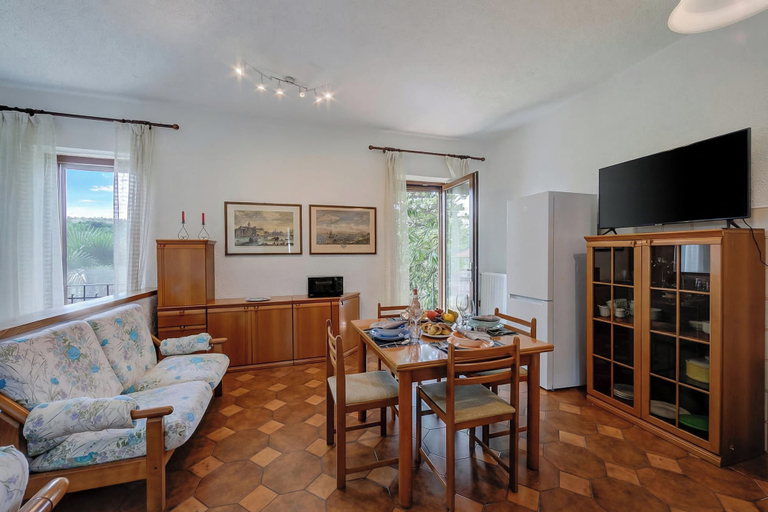 Dining 4, Charming La Gelosia Few Min From Lake: 2BR Monvalle Apartment, Varese
