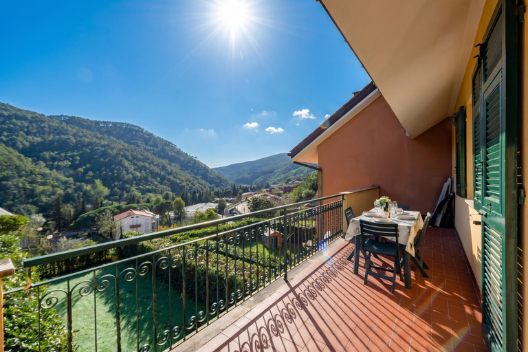 Outdoor dining 4, Peaceful Apartment With Terrace In Deiva Marina, La Spezia
