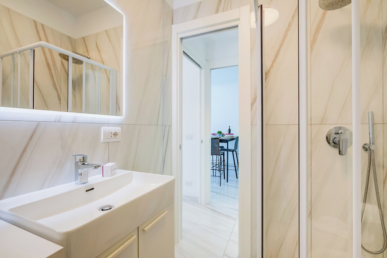 Bathroom 5, Beachy Vibes- 900m From the Beach, Savona