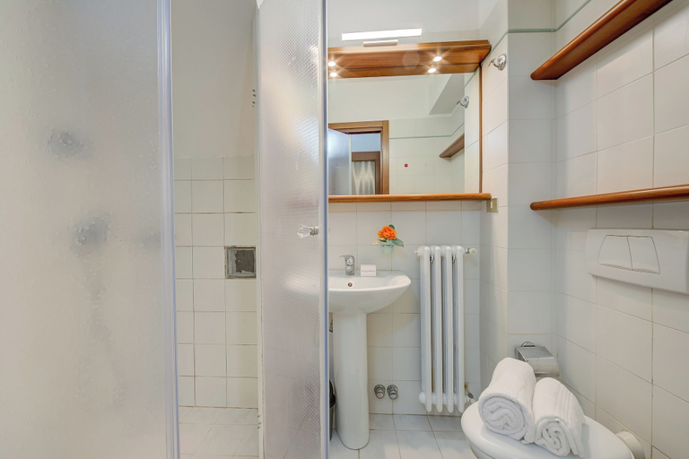 Bathroom 3, Leonardo House Garden in Stresa Center, Verbano-Cusio-Ossola