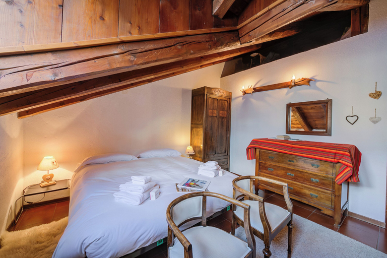 Room 4, Le Meublé (between City Center & Skiing), Torino