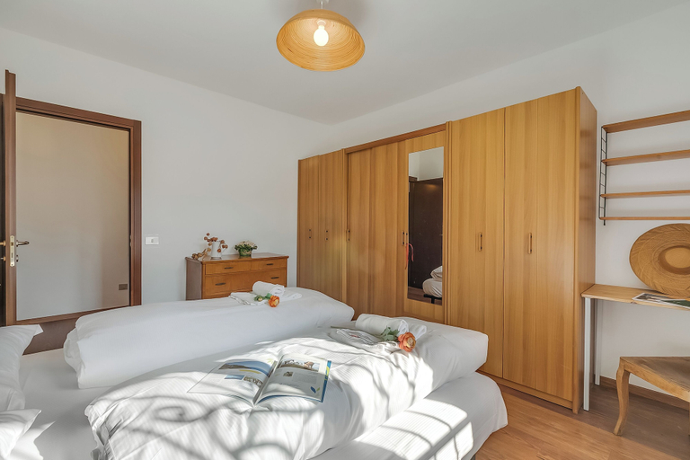 Room 5, Villa Eva: Leggiuno 5-bed Villa for Families & Groups, Varese