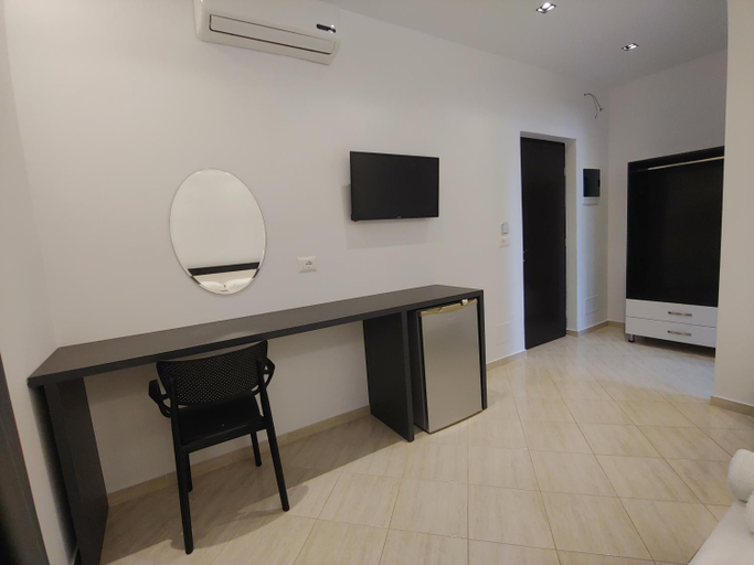 Others 5, Villa LeoZeka, Sarandës