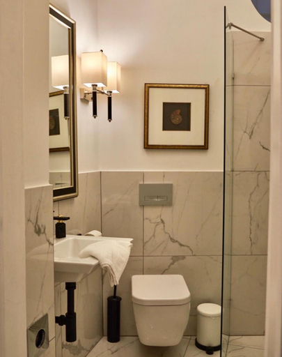 Bathroom 2, BPR - King Street Design Apartment for 12, Budapesti