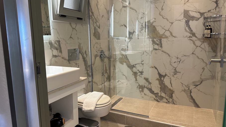 Bathroom 4, Lovely Hot-L, South Aegean