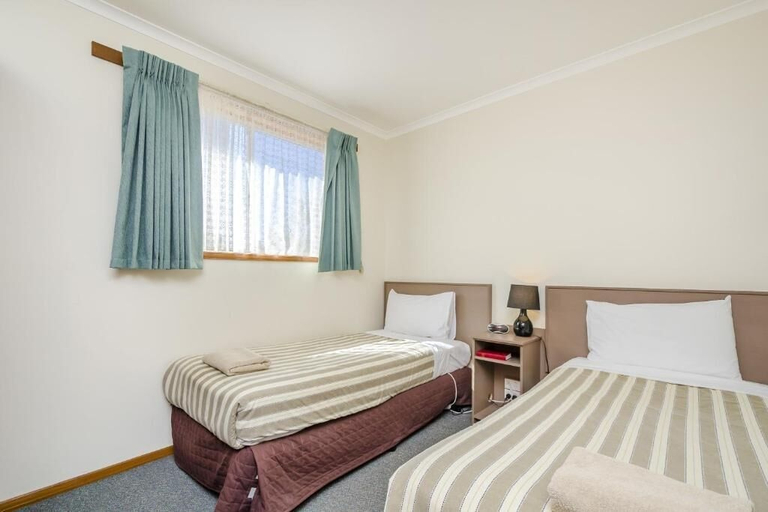 Bedroom 3, Werribee Motel and Apartment, Melbourne