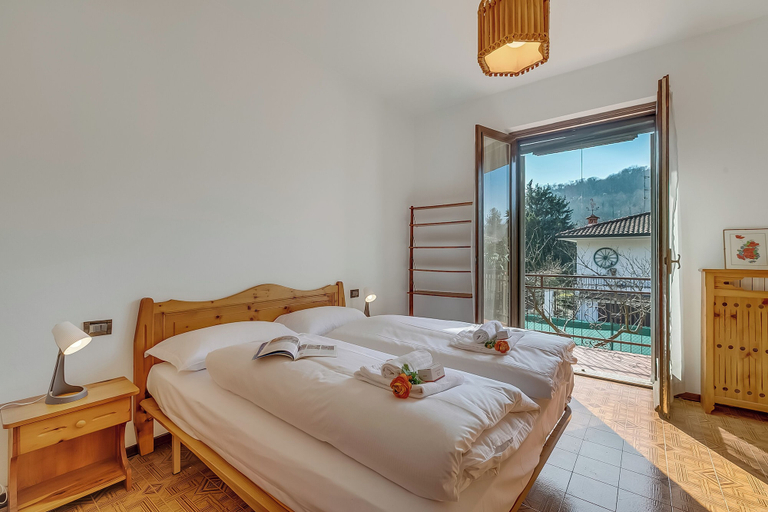 Room 1, Villa Eva: Leggiuno 5-bed Villa for Families & Groups, Varese