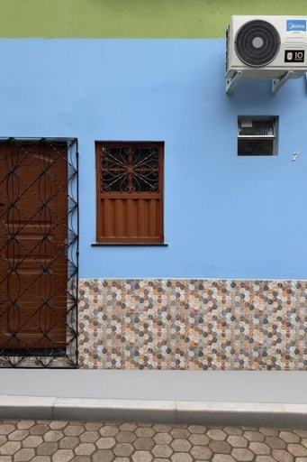 Exterior detail, Casa azul próxima da Basílica de Nazaré, Belém