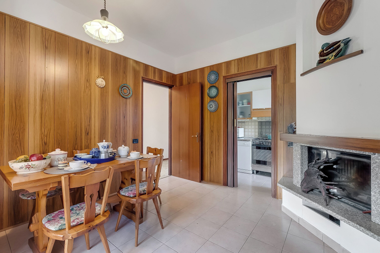 Dining 4, Villa Eva: Leggiuno 5-bed Villa for Families & Groups, Varese