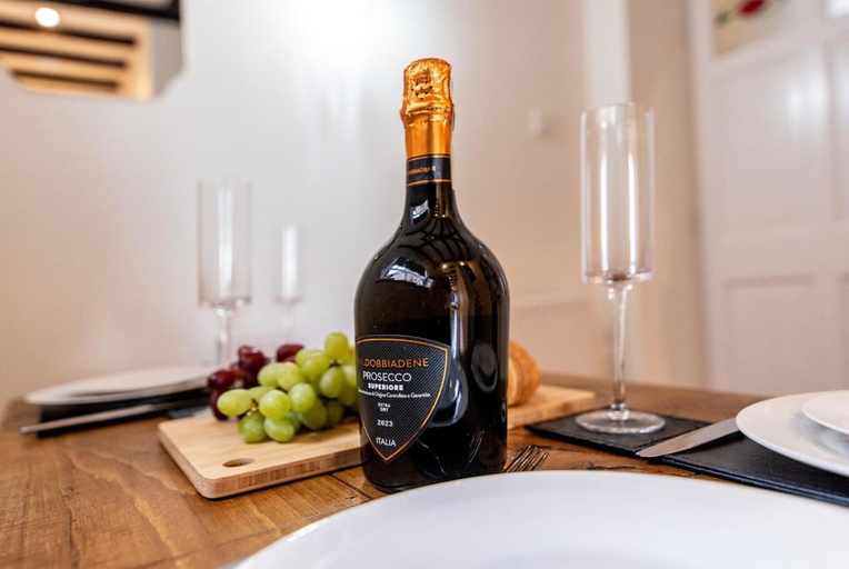 Food & Drinks, Chester Racecourse Views, Townhouse with Parking, Cheshire West and Chester